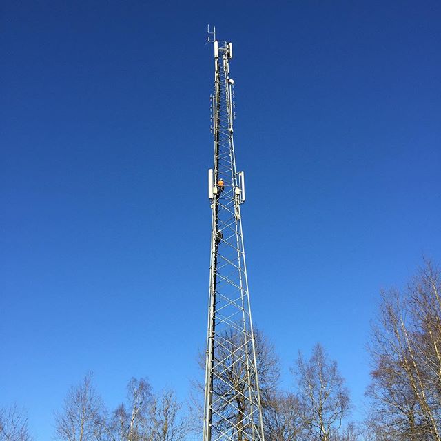Cable for the new data link providing network for the DMR and D-Star repeater going up the tower. @sa6bpc and @sa6bxe #sk6lk #dmr #dstar #motorola #icom #tower #repeater #hamradio #hamradiouk #amateurfunk #amateuradio #sa6bwx