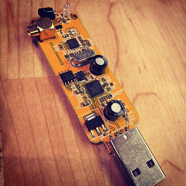 What’s inside a cheap dvb-usb stick? #sdr #dvb #rtl #sdrsharp #rtl2832u #sdrrtl #hamradio #hamradiouk #amateuradio #hamr #sa6bwx #electronics