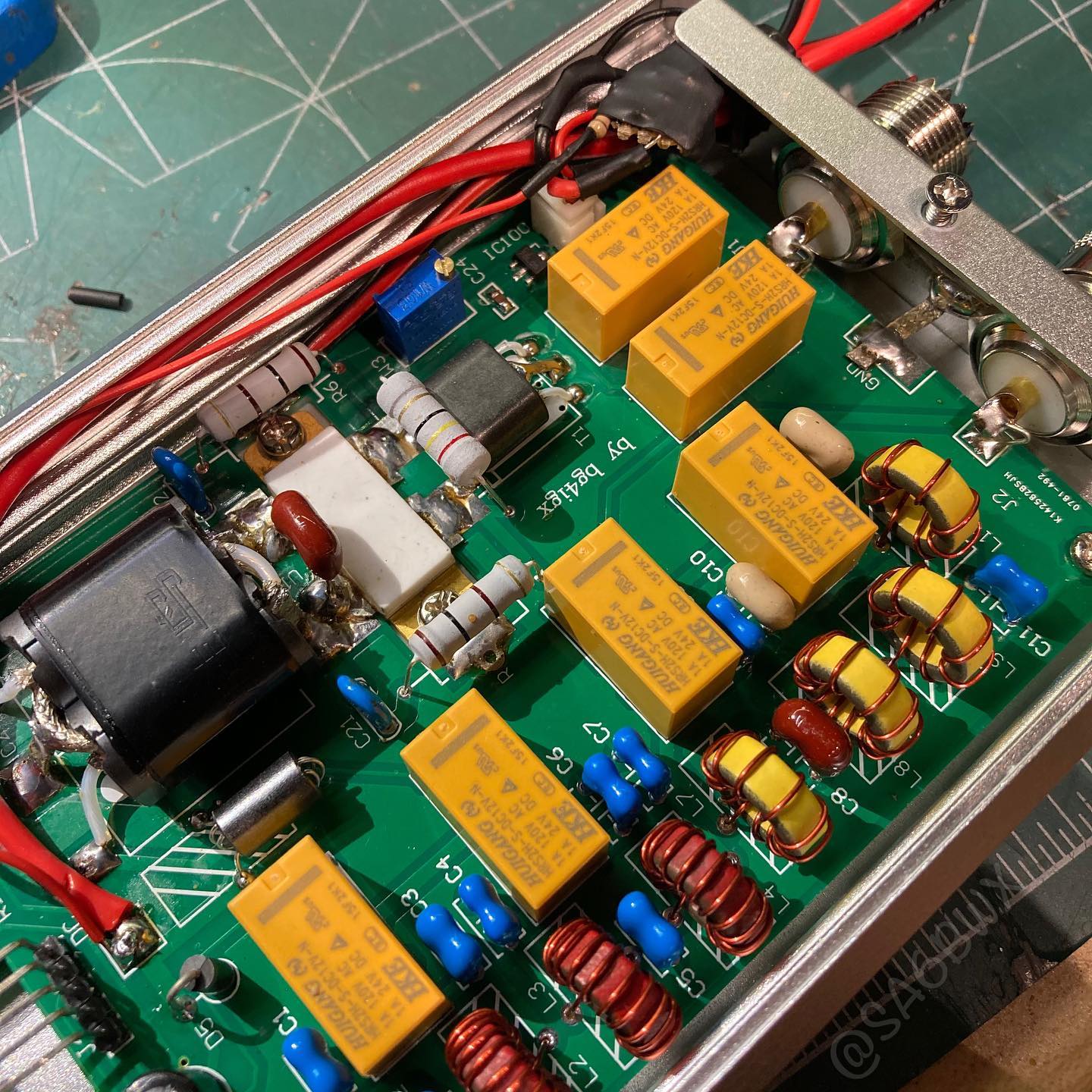 Thanks to Kevin @kb9rlw the MxP50m Amp is now working with Rs-918. A transistor, diode and a resistor was added on a protoboard. Now the radio only need to sink 1mA instead of 40mA! Check out Kevins Youtube channel for the instructions. #mchf #rs918 #mxp50m #sa6bwx #qrp #electronics #hamradio #hamradiouk #amateurradio #kb9rlw